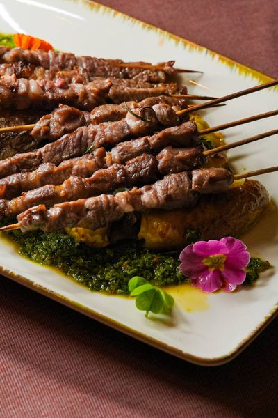 Frigarui de Berbecut cu Sos Chimichurri si Cartofi Zdrobiti